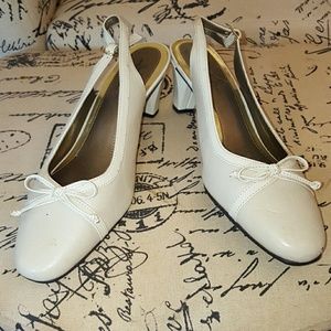 Low heel casual shoe.