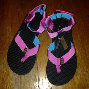 Teva Pink size 5