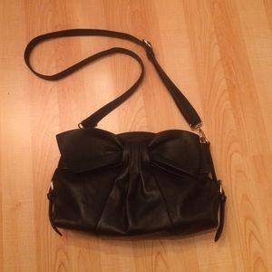 Crossbody with bow