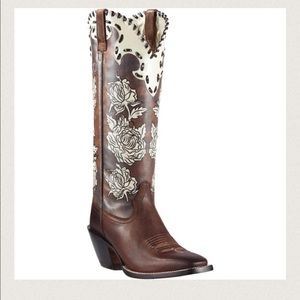 Cowboy Boots With White Flowers