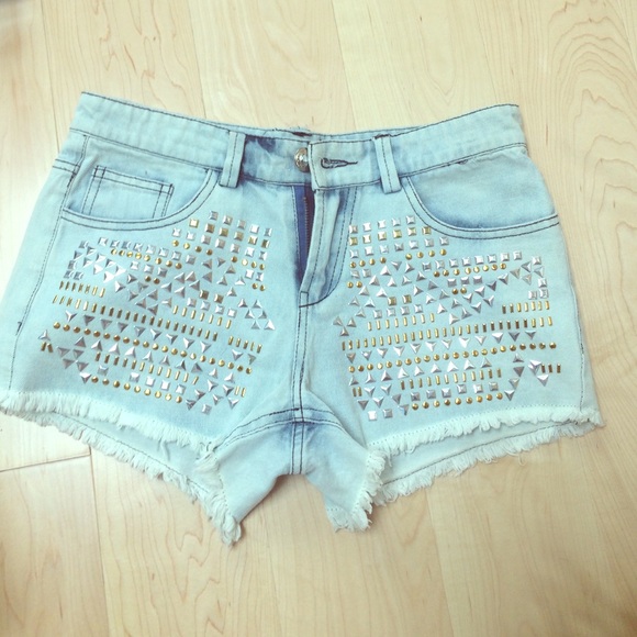 Denim shorts w/ studs
