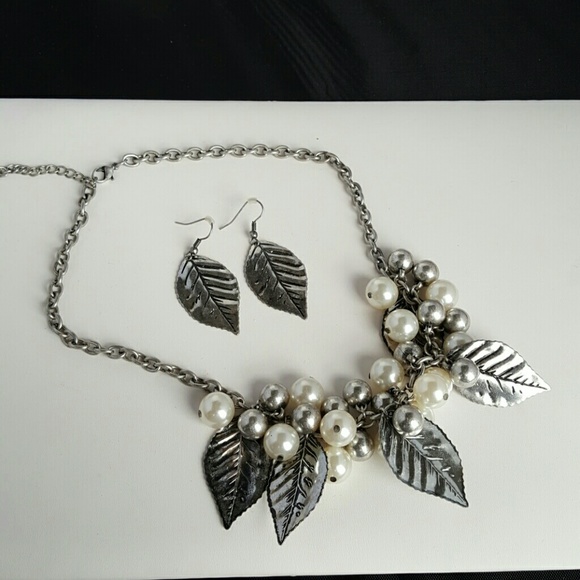 Leaf and Pearl Necklace Set