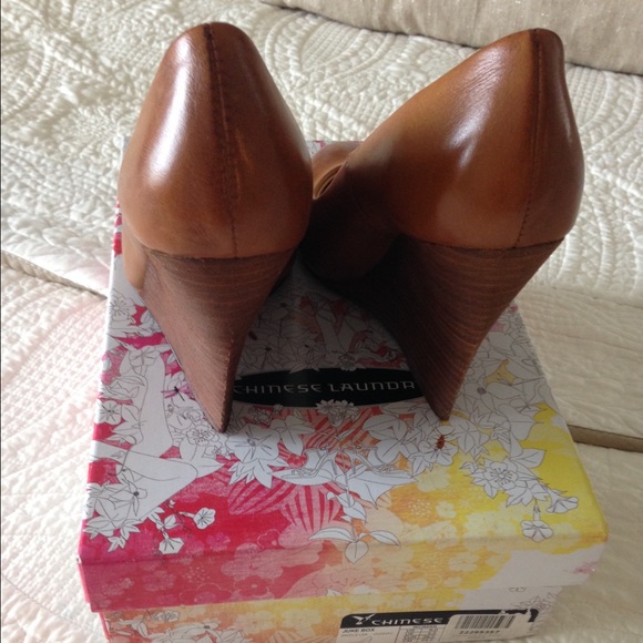 ❌SOLD ❌Chinese Laundry brown leather wedge. - Picture 3 of 4
