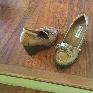 Steve Madden wedge heels in tan color w/ 4' wedge.