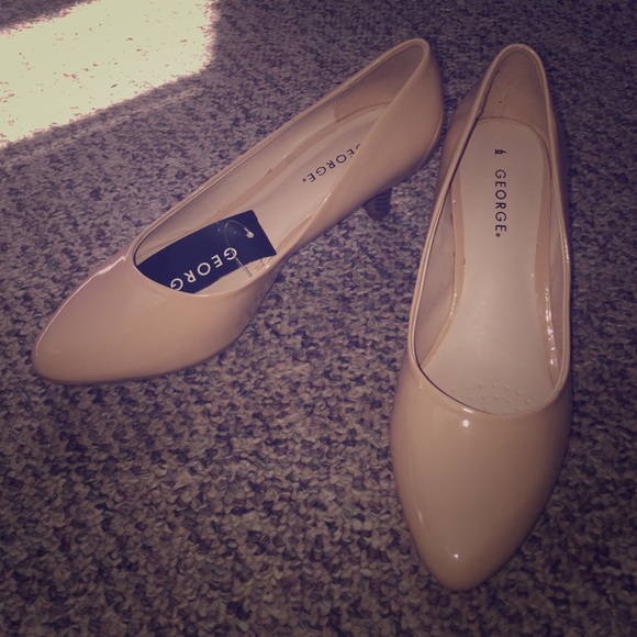 *BRAND NEW* NWT- George sz 6 pumps