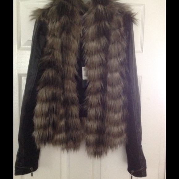 🆕🆕🎉🎉HOST PICK🎉🎉Faux Fur Bomber Jacket - Picture 2 of 4