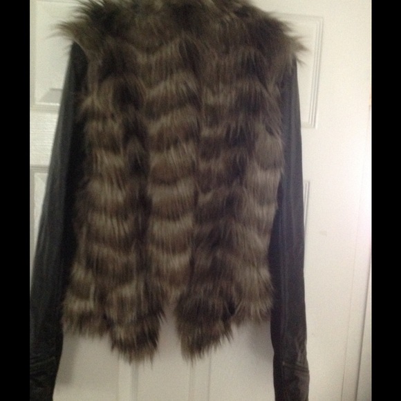 🆕🆕🎉🎉HOST PICK🎉🎉Faux Fur Bomber Jacket - Picture 3 of 4