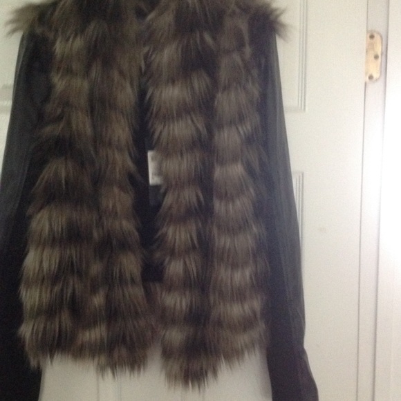 🆕🆕🎉🎉HOST PICK🎉🎉Faux Fur Bomber Jacket - Picture 4 of 4