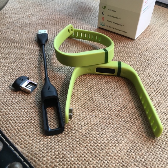 SOLD on MERC!😊Fitbit flex wireless wristband 👍🏻 - Picture 2 of 4