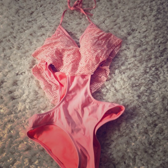 Super cute one piece swimsuit!