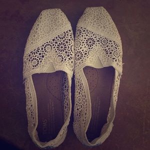 White/cream lace toms