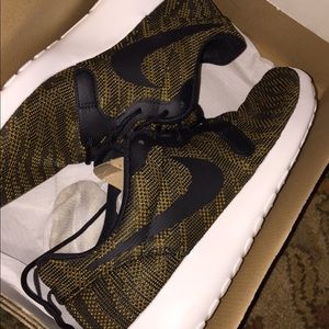 LIKE NEW WOMENS ROSHES RUN