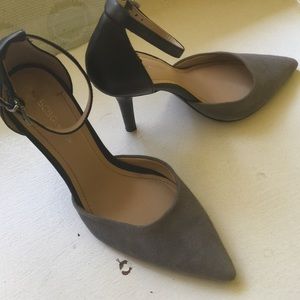 BCBG 2 color dress shoe in size 6