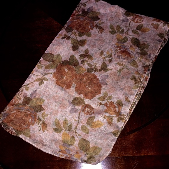 Beautiful scarf - Picture 2 of 2