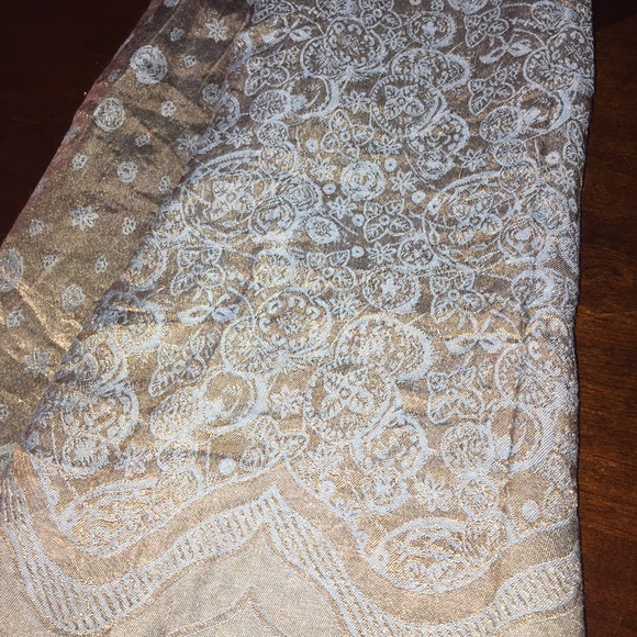 Beautiful scarf - Picture 2 of 2