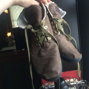 TOMS lace up boots hardly worn size 9