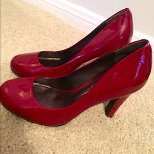Red Jessica Simpson brand faux-leather pumps