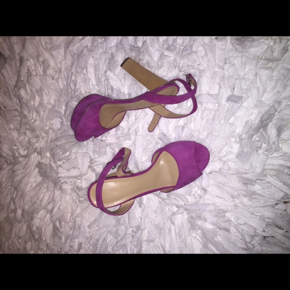 Fuchsia/ medium pink heeled suede shoes