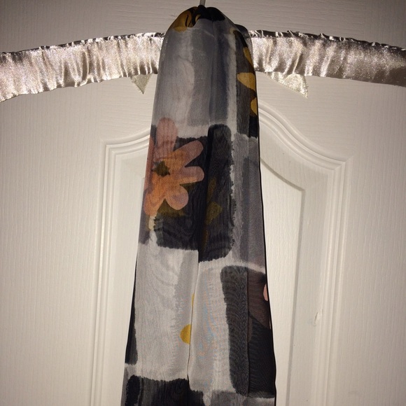 Black/Yellow/White flower scarf 🌼 - Picture 2 of 3