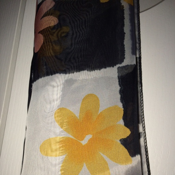 Black/Yellow/White flower scarf 🌼 - Picture 3 of 3