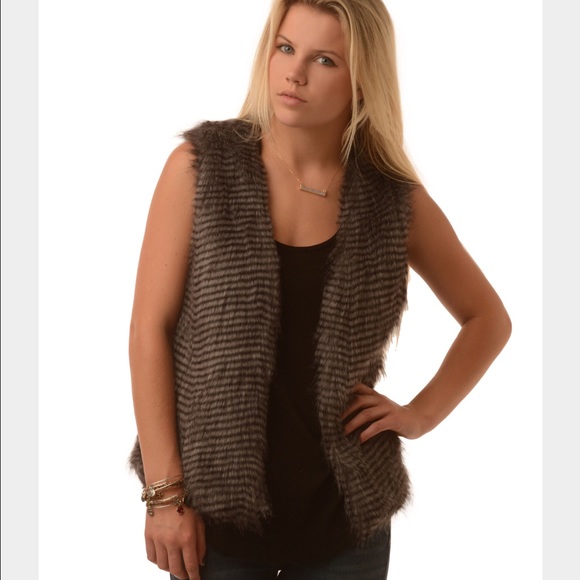 Jack by BB Dakota Faux Fur Vest - Picture 4 of 4