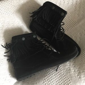 Minnetonka fringe booties!