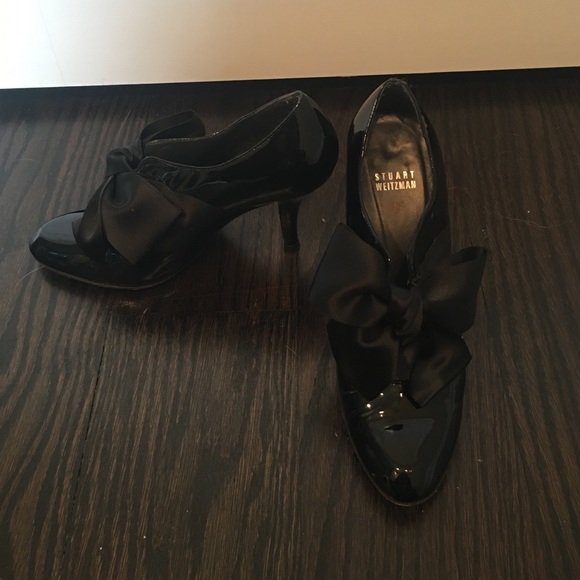 Stuart Weitzman blk patent leather booties w/ bow