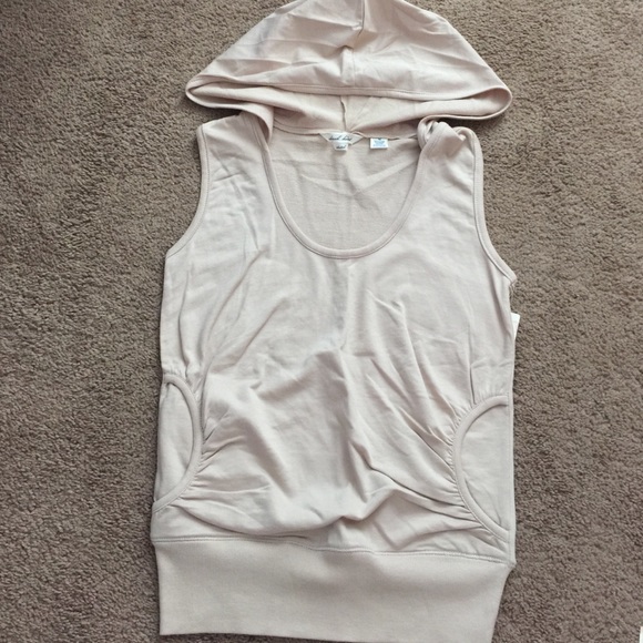 Tan sleeveless hoodie - Picture 3 of 3