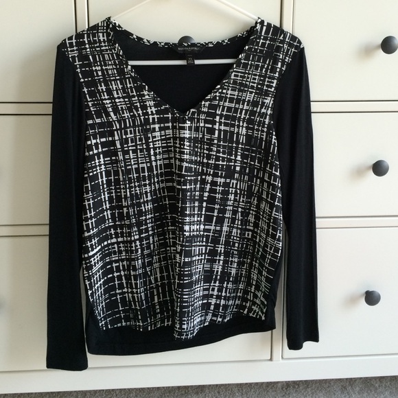 Banana Republic long sleeve vneck black white