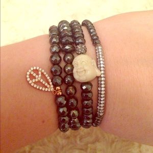 Set of 4 stackable beaded fashion bracelets