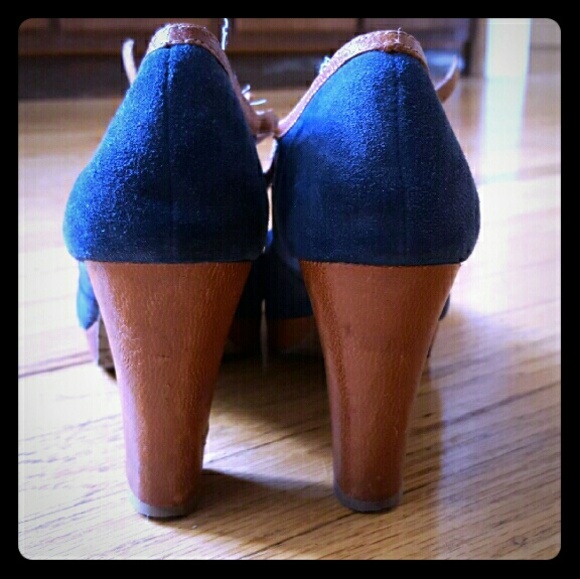 Miss Albright Lake & Land Navy heels - worn twice