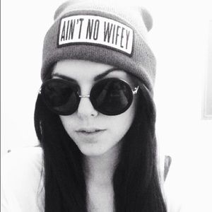 Dimepiece  "Ain't no wifey" beanie
