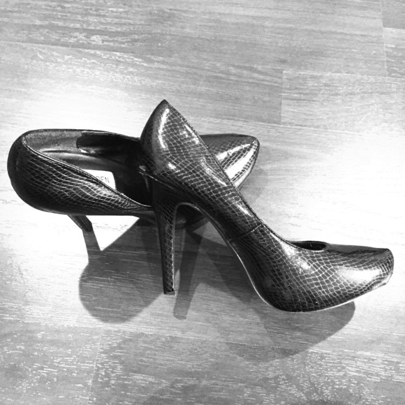 Steve Madden Evva Black Snake Platform Pumps