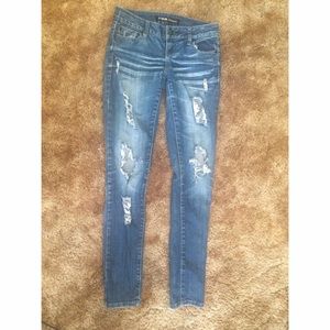 MEDIUM WASH RIPPED JEANS