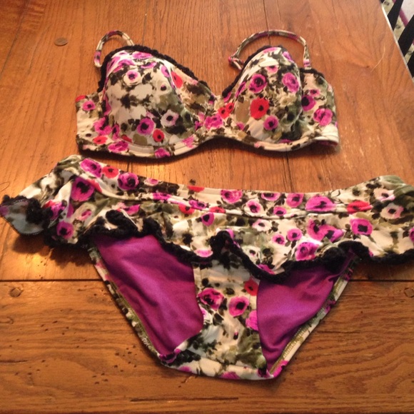 Nearly new super girly 2pc bikini