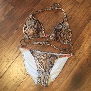 Vix swimsuit. Top: D Cup Bottoms: Large