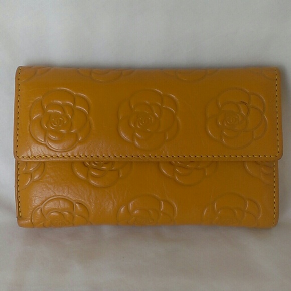 Chanel yellow wallet ( Non Authentic)