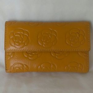Chanel yellow wallet ( Non Authentic)