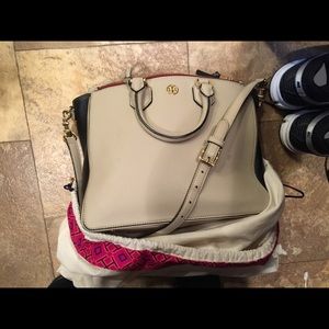 Tory burch square Robinson