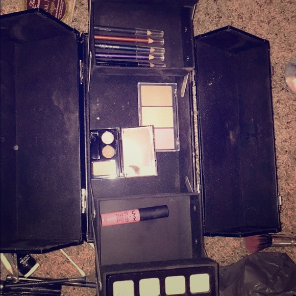 Make up holder also comes with this