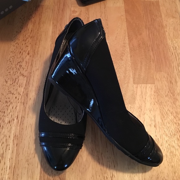 Life Stride black wedge patent shoes, size 5-1/2