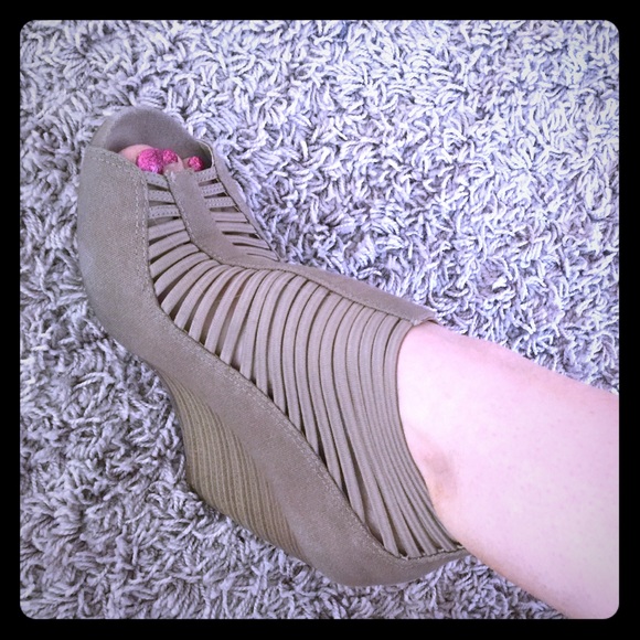 Adorable platform with banded details & cork heel