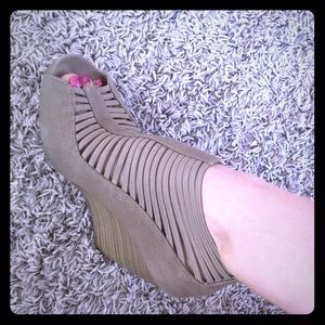 Adorable platform with banded details & cork heel