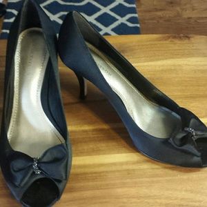 LAST CHANCE Ann Taylor Bow Peep Toe Heels