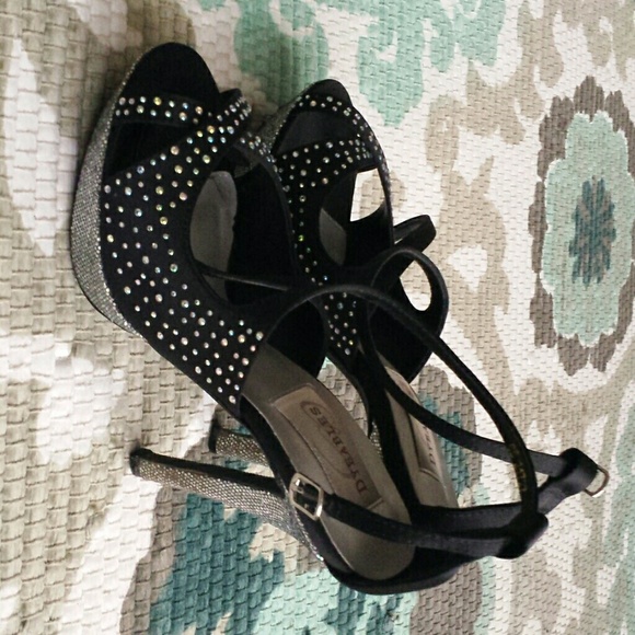 Black heels - Picture 2 of 3