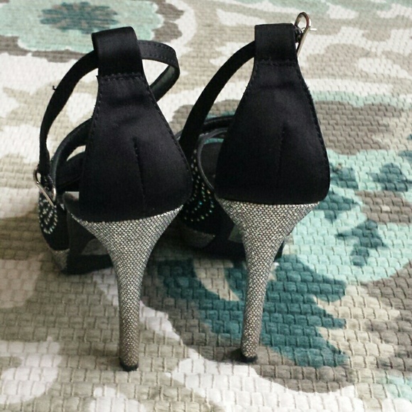 Black heels - Picture 3 of 3