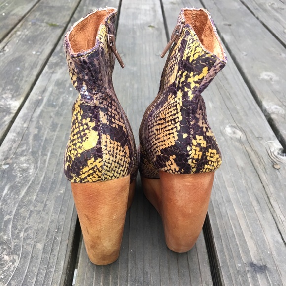 Jeffrey Campbell snake print Platform Heels size 5 - Picture 3 of 4