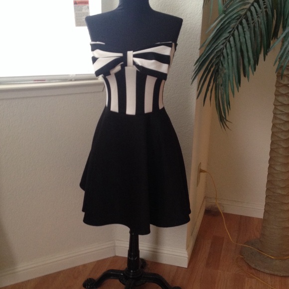 Adorable black and white strapless dress