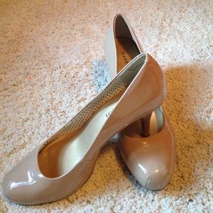 Nude pumps