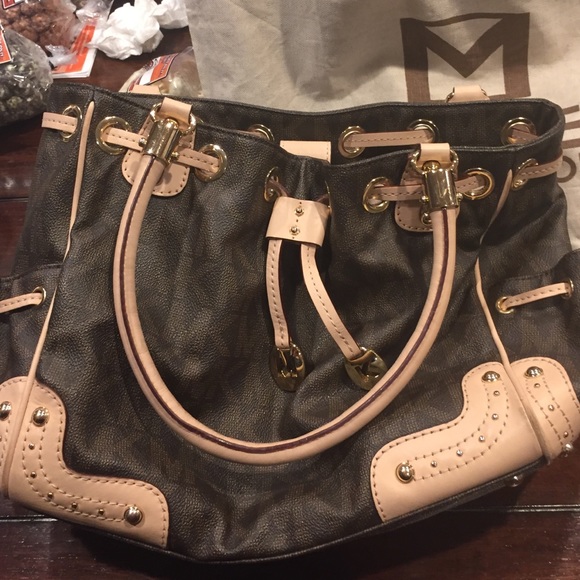 Michael Kors purse like new. I bought this for 290 - Picture 1 of 4
